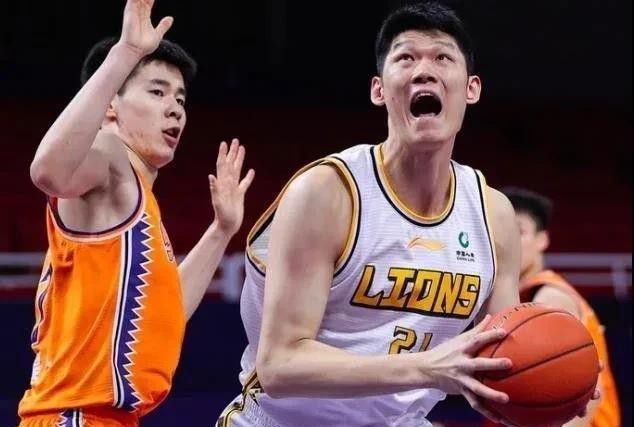 本赛季，皇马各条战线都表现优异，联赛位居榜首，欧冠小组第一出线。